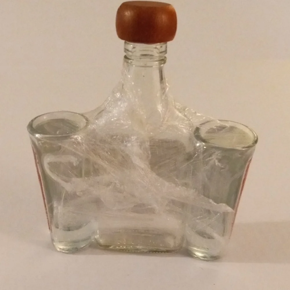 Kansas City Chiefs Glass Decanter Set 2 Double Shot Glasses - Picture 3 of 4